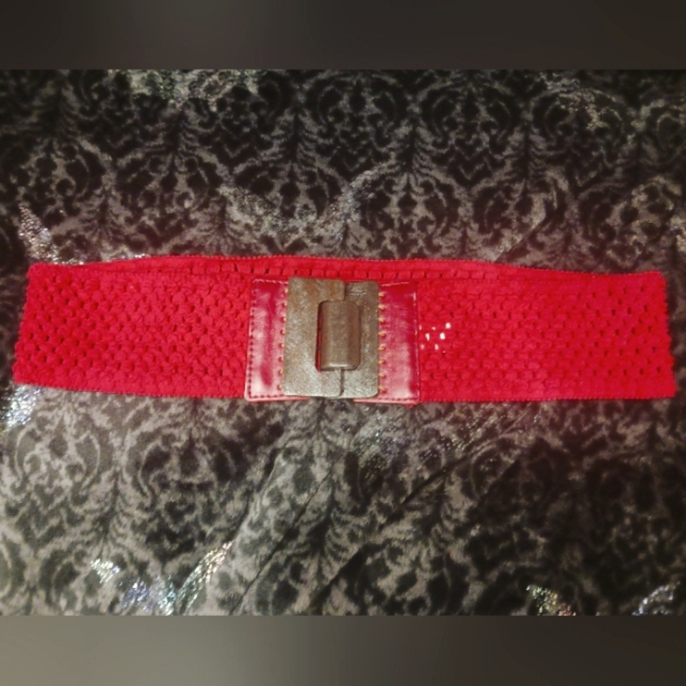Stretchy belt with carved wood clasp, size M/L